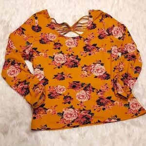 ALMOST Famous back cut out 3/4 sleeve top floral, juniors Large